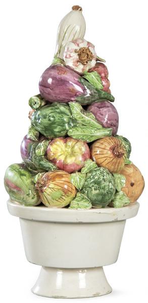  Centro mesa con forma de copa de con frutas y hojas en porcelana esmaltada de manises. Valecia, S.XX.