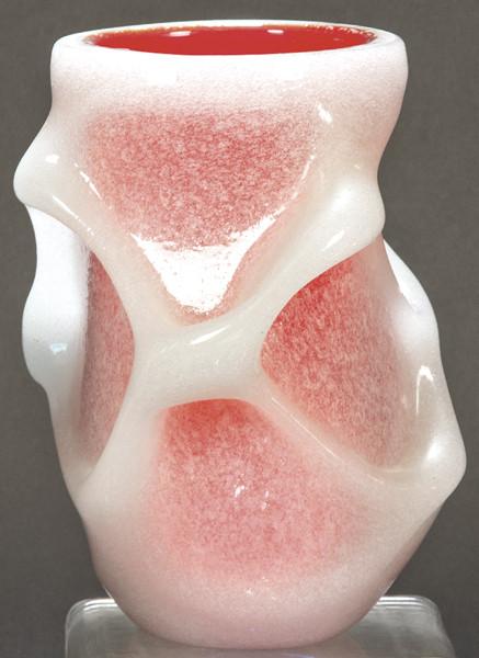  Jarrón de cristal de Murano doblado con capa interna roja y capa externa con irregularidades en relieve blanca.