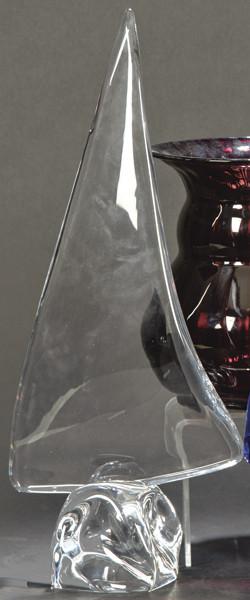 Lote 1464
Barco de vela de cristal incoloro de Daum, Francia h. 1950.