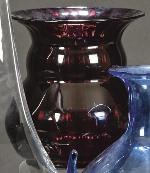  Jarrón abocinado de cristal soplado morado, posiblemente de Gordiola, Mallorca.