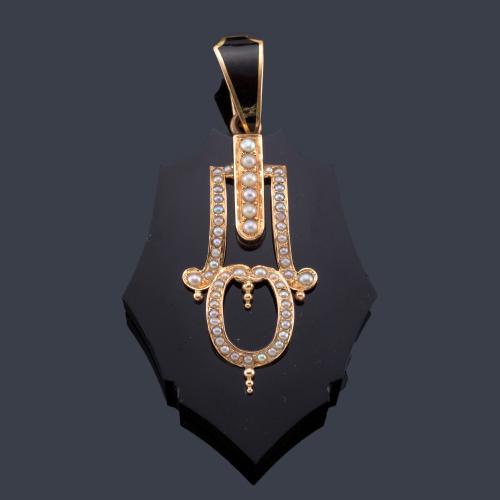 Lote 2025
Colgante guardapelo realizado en ónix con decoración de perlitas aljófar sobre motivos en oro amarillo de 18K. S. XIX.