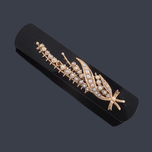 Lote 2026
Broche-barrita realizado en ónix con decoración vegetal enriquecido con perlitas aljófar sobre montura de oro amarillo de 18K. S. XIX.