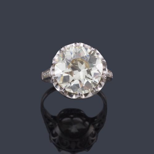 Lote 2031
Solitario con diamante talla antigua de aprox. 5,85 ct en montura de platino.