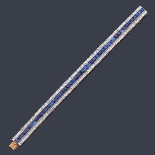  Pulsera época 'Art Decó' con banda central de zafiros calibrados con dos bandas de diamantes talla antigua. Años '30.