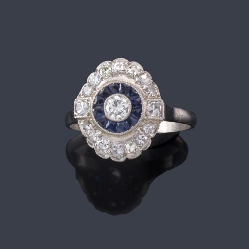  Anillo 'ojo de perdiz' con diamantes talla brillante y sencilla de aprox. 0,60 ct en total y orla de zafiros calibrados.