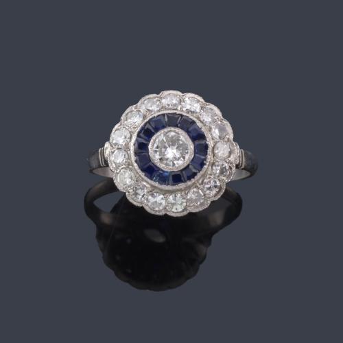 Anillo 'ojo de perdiz' con brillantes de aprox. 0,65 ct y zafiros calibrados.