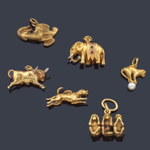  Lote con seis colgantes con diseño de animales realizados en oro amarillo de 18K.