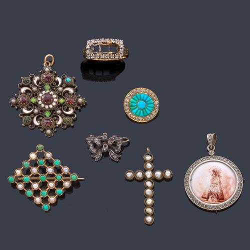 Lote 2020
Lote de siete piezas compuesto por dos broches con turquesas y brillantes, cruz con perlitas, cierre de collar en forma de lacito, anillo en oro amarillo y vista en platino (faltan piedras) colgante con esmalte en metal plateado, y medalla de La Virgen de