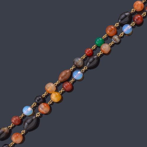  Collar largo con ágatas, jades, crisoprasas y cuarzos en cuentas esféricas con eslabones de oro amarillo de 18K.