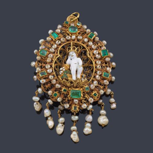 Lote 2051
Medallón-relicario renacentista realizado en filigrana de oro amarillo de 18K, esmeraldas talla tabla y cabujón, con perlitas aljófar y de rio. S. XVII-XVIII, Islas Canarias.