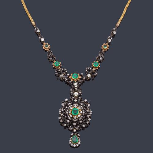 Lote 2053
Collar con esmeraldas talla rectangular y redonda de aprox. 7,00 ct con diamantes talla antigua de aprox. 4,10 ct en total, en montura de oro amarillo de 18K y vista en plata. Finales S. XIX.