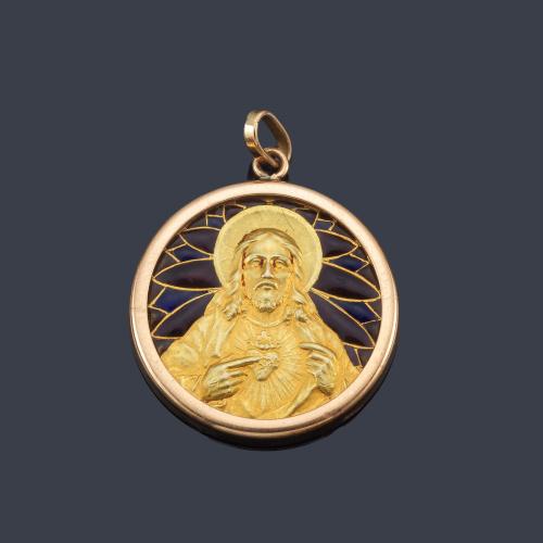  Medalla escapulario con La Imagen del Sagrado Corazón de Jesús realizado en oro amarillo de 18K y esmalte 'pliquè-a-jour' policromado.