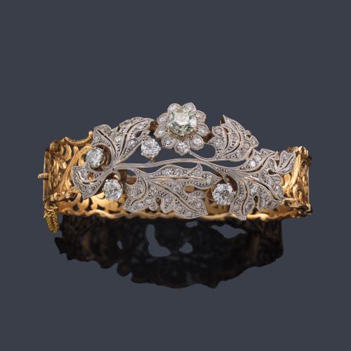 Lote 2073
Pulsera con motivo central con diseño vegetal con diamantes talla antigua y sencilla. Años '40.