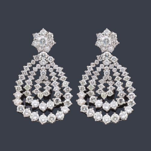  Pendientes largos con brillantes de aprox. 16  ct en total en montura de platino. Años '50.