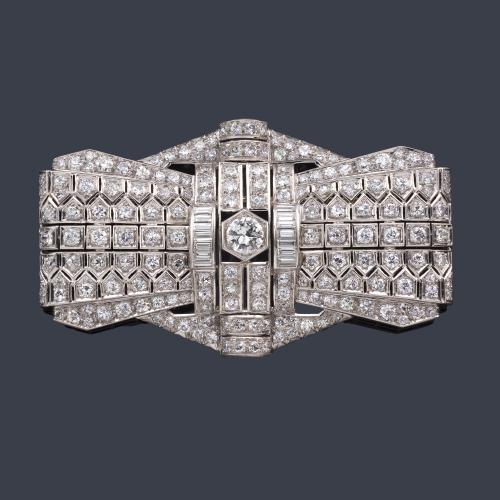 Lote 2090
Broche-placa con diamantes talla antigua y baguettes de aprox. 14,20 ct en total. Años '30.