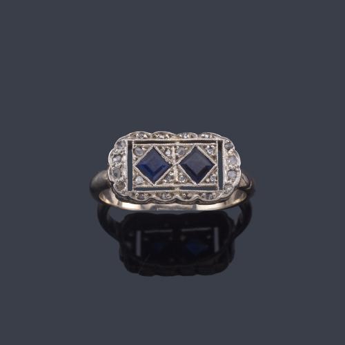  Anillo 'art decó' con pareja de zafiros calibrados y diamantes en montura de platino. Años '30.