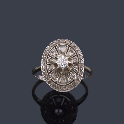  Anillo lanzadera con diamante central talla antigua y orla de diamante talla rosa.