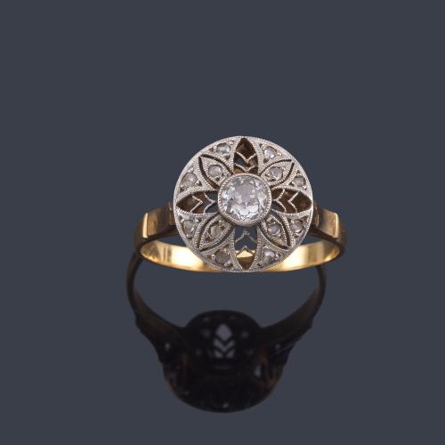  Anillo con diamante talla antigua sobre diseño calado en montura de oro amarillo de 18K y vista en platino.