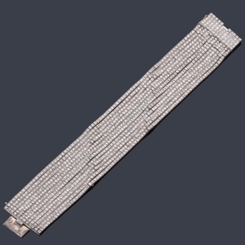 Lote 2096
Magnífica pulsera 'Art Decó' con doce hilos con diamantes talla 16/16 de aprox. 17,10 ct en total. Años '20.