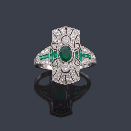 Lote 2100
Anillo estilo 'art decó' con esmeralda talla oval de aprox. 0,50 ct con diseño calado enriquecido con esmeraldas calibradas y brillantes de aprox. 0,63 ct en total.