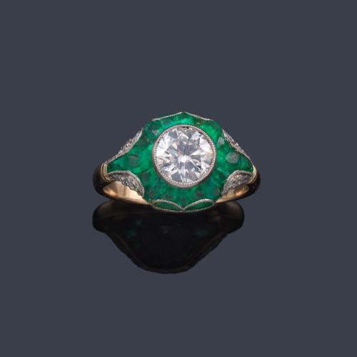  Anillo estilo 'art decó' con brillante central de aprox. 1,21 ct con orla de esmeraldas calibradas.