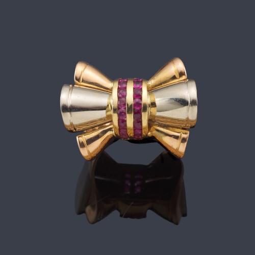Lote 2118
Anillo chevalier con diseño de lazada con rubíes calibrados en montura de oro blanco y amarillo de 18K. Años '40.