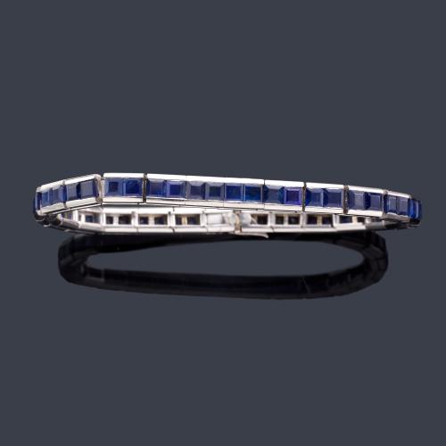  Pulsera rivière con zafiros calibrados de aprox. 8,00 ct en total en montura de platino.