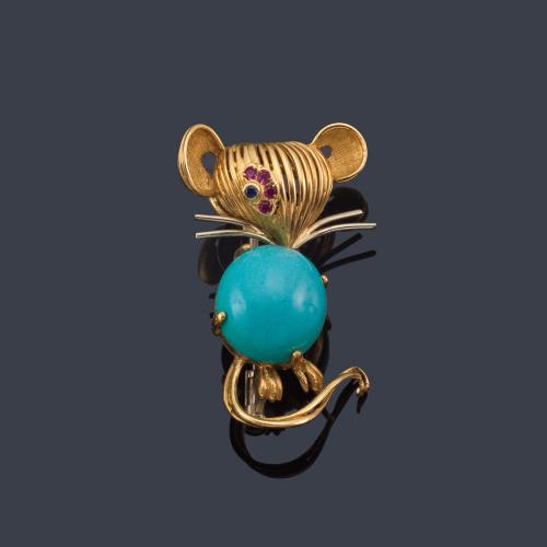  Broche con diseño de ratita con pieza central de turquesa y rubíes, en montura de oro amarillo de 18K.