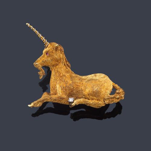  Broche con diseño de unicornio realizado con gran profusión de detalles en oro amarillo de 18K.