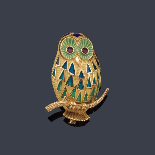  Broche en forma de búho decorado con esmalte policromado en montura de oro amarillo mate y brillo de 18K.