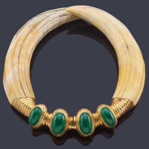  LUIS GIL
Collar con pareja de colmillos y remate centra con cuatro malaquitas talla cabujón sobre montura de oro amarillo de 18K con textura martelé.