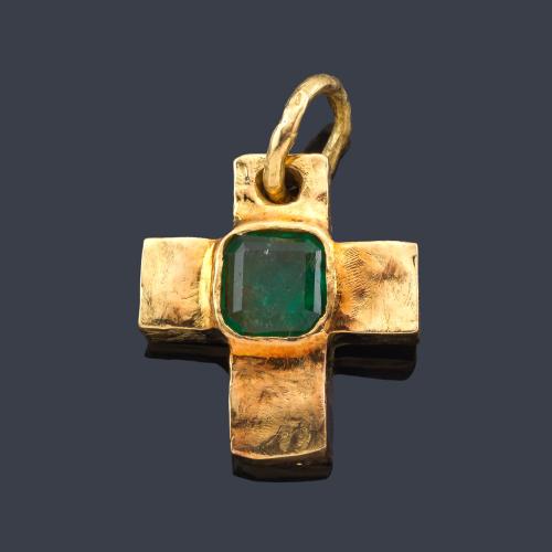  Cruz en oro amarillo de 18 K con esmeralda