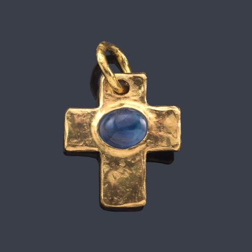  Cruz en oro amarillo de 18 K con zafiro cabujón