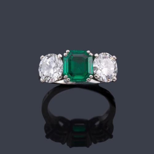 Lote 2162
Importante anillo con esmeralda central Colombiana de aprox. 1,50 ct flanqueado en ambos lados por un brillante de aprox. 1,36 ct y 1,44 ct respectivamente. Certificado SSEF.