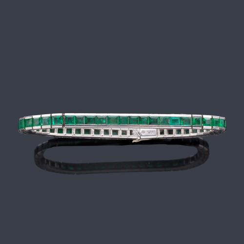  Pulsera rivière con esmeraldas calibradas de aprox. 7,50 ct en total.