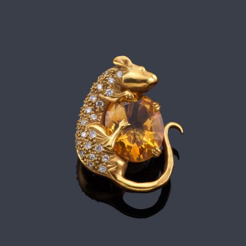 LUIS GIL
Broche con ratoncito cuajado de brillantes con un cuarzo citrino talla oval, en montura de oro amarillo de 18K.