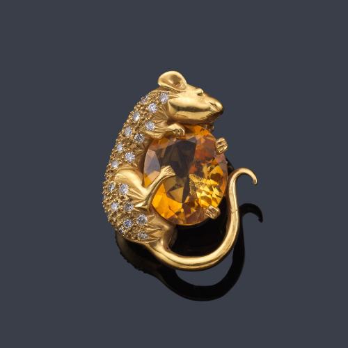  LUIS GIL
Broche con ratoncito cuajado de brillantes con un cuarzo citrino talla oval, en montura de oro amarillo de 18K.