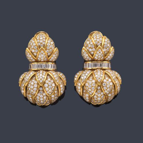  LUIS GIL
Pendientes largos con diseño en forma de piña con diamantes talla brillante y baguette de aprox. 10,20 ct en total.