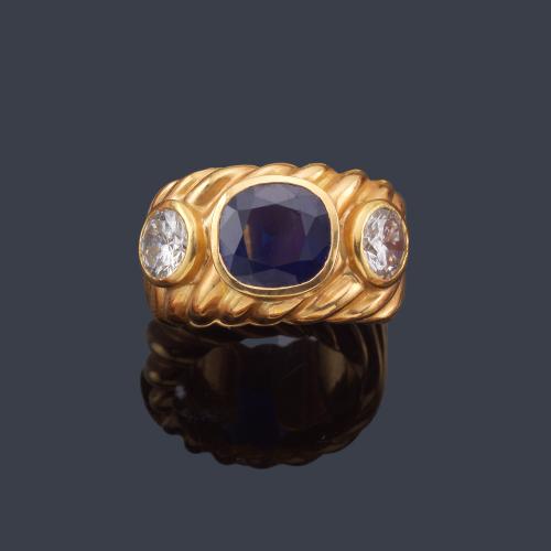  LUIS GIL
Anillo con dos brillantes de aprox. 1,00 ct cada uno y un zafiro talla oval central de aprox. 3,56 ct.