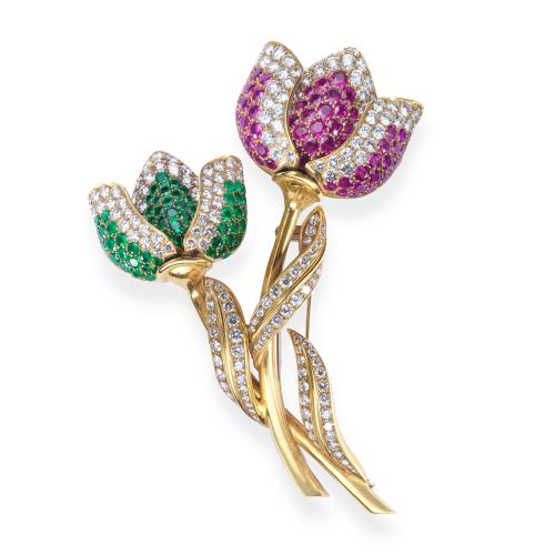 LUIS GIL
Broche con pareja de tulipanes con esmeraldas, rubíes y brillantes de aprox. 9,25 ct en total.