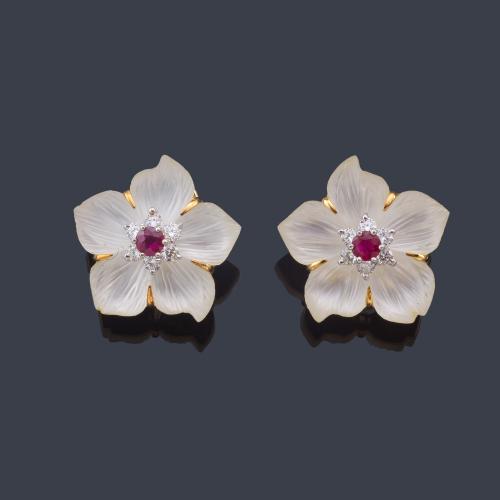  SEAMAN SCHEPPS
Pendientes cortos con diseño floral realizado en cristal de roca tallado con centro de rubí y orla de brillantes.