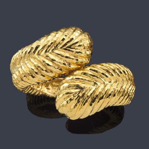  DAVID WEBB
Pulsera de diseño contrapeado en oro amarillo de 18 k.
Firmada Webb.