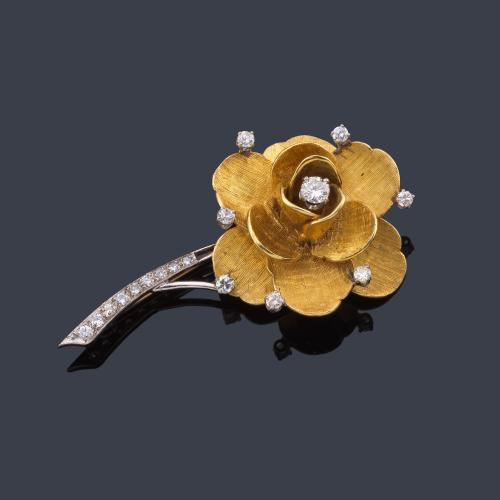  Broche en forma de rosa con brillantes de aprox. 0,85 ct en total en montura de oro blanco y amarillo de 18K.