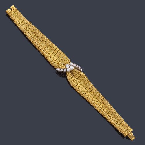  Pulsera años '60 con centro de diamantes de un peso total aprox. 1,50 ct, malla en oro de 18K con dibujos espigados.