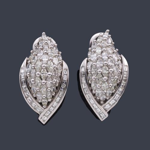  Pendientes con diseño vegetal con diamantes talla baguette y marquís de aprox. 10,90 ct en total.