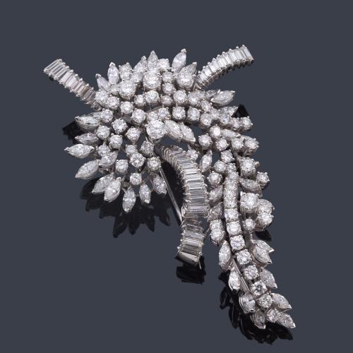  Broche en forma de lazada con diamantes talla brillante, marquís y baguette de aprox. 21,00 ct en total.