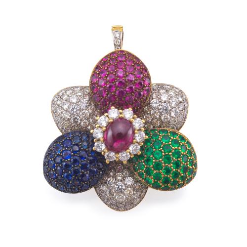  LUIS GIL
Broche-colgante en forma de flor con pavé de zafiros, esmeraldas, rubíes y brillantes de aprox. 4,40 ct en total.