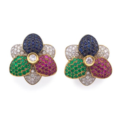  LUIS GIL
Pendientes cortos en forma de flor con pavé de esmeraldas, zafiros, rubíes y brillantes de aprox. 3,92 ct en total.