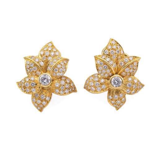  Pendientes con diseño floral y brillantes de aprox. 4,80 ct en total en montura de oro amarillo de 18K.