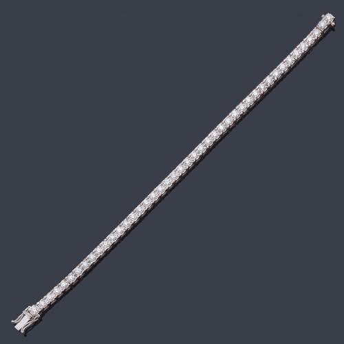 Lote 2270
Pulsera rivière con brillantes de aprox. 4,40 ct en total en montura de oro blanco de 18K. Certificado HRD.